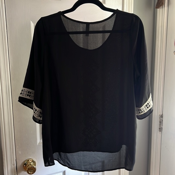 xhilaration Black And White Embroidered Hi/Lo Top - Picture 4 of 5